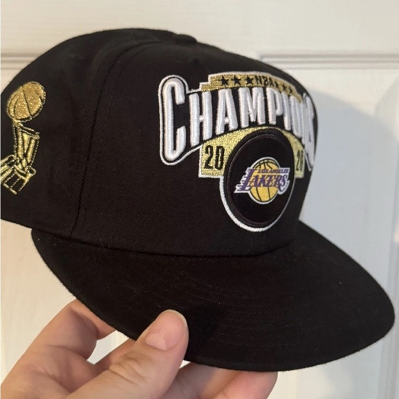 New Era Los Angeles Lakers 2020 NBA Champions Snapback Hat Winners - Picture 2 of 3
